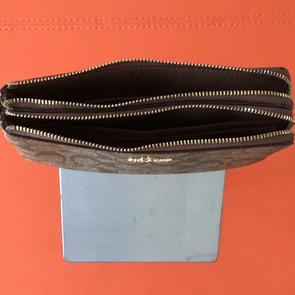 Double coach wristlet in excellent condition - Picture 4 of 4